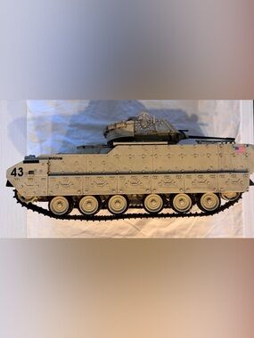 Unimax 2007 Forces of Valor M2 Bradley 1:18 Scale Desert Tan Tank